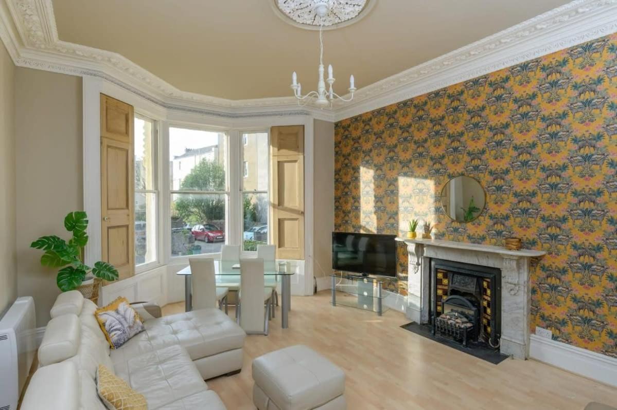 Apartment Gorgeous Seconds From Seafront